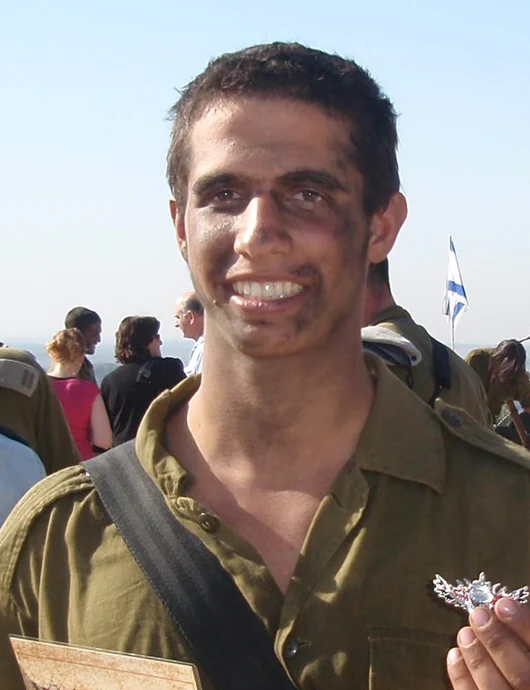 ישראל הייבלום בטקס סיום המסלול ביחידת יהל״ם בתל עזקה, 2008, מחזיק את סיכת היחידה